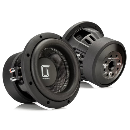Due subwoofer Gladen Sigma SSWX08 neri presentano i coni e il cablaggio a vista; uno mostra il logo, laltro il pannello posteriore e i connettori.