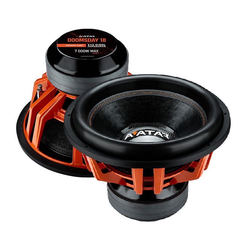 Zwei große Avatar Doomsday 18 Subwoofer, schwarz und orange mit fetten Rahmen und klarem Branding, in verschiedenen Winkeln auf weißem Hintergrund.