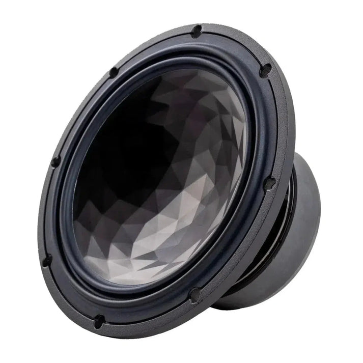 LAi-Sonic Solo 6 è un altoparlante circolare nero con un cono sfaccettato in Hybrid-Kristall-Aluminium-Membran, mostrato angolato su sfondo bianco.