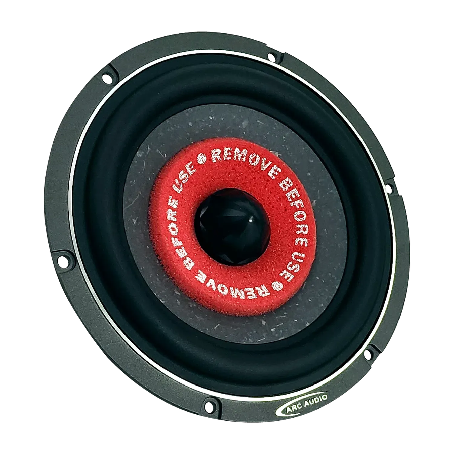 El ARC Audio AS600 es un altavoz negro redondo con un woofer de 5 y una tapa central roja con la etiqueta RETIRAR ANTES DE USAR, que se muestra desde arriba sobre un fondo blanco.