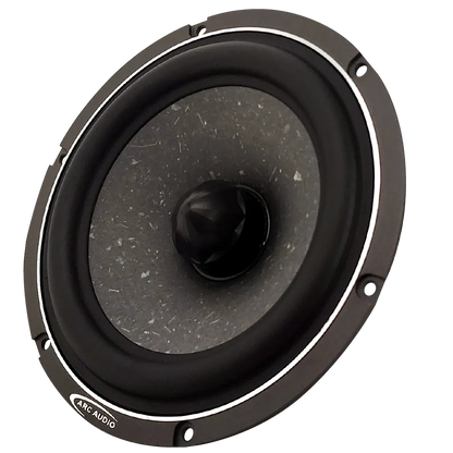 El ARC Audio AS600 es un altavoz negro redondo con un cono central y cuatro orificios de montaje, perfecto como controlador de graves medios de 5 en su sistema DSP.