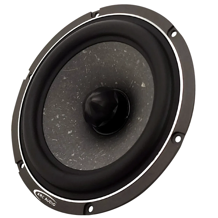 El ARC Audio AS600 es un altavoz negro redondo con un cono central y cuatro orificios de montaje, perfecto como controlador de graves medios de 5 en su sistema DSP.