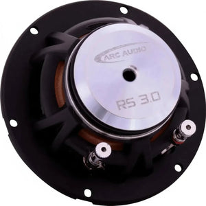 Un primer plano del ARC Audio RS 3.0 de ARC Audio muestra la placa posterior metálica y los terminales de cableado dobles de este altavoz de gama media de 3 pulgadas.