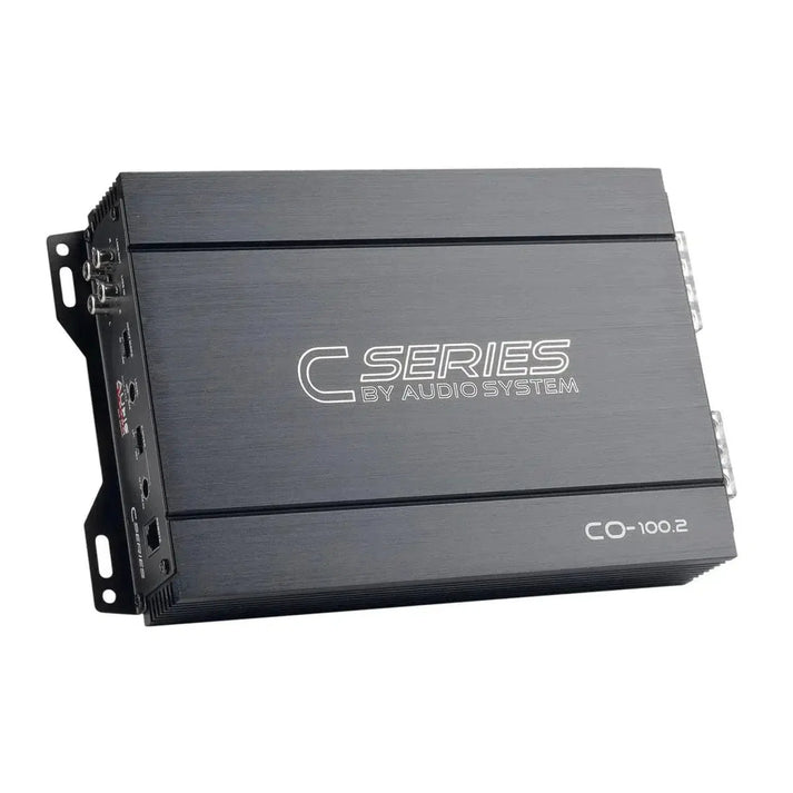 Un amplificateur de voiture Audio System CO-100.2 noir avec un texte argenté, une entrée RCA de haut niveau et des ports latéraux est représenté sur un fond blanc.