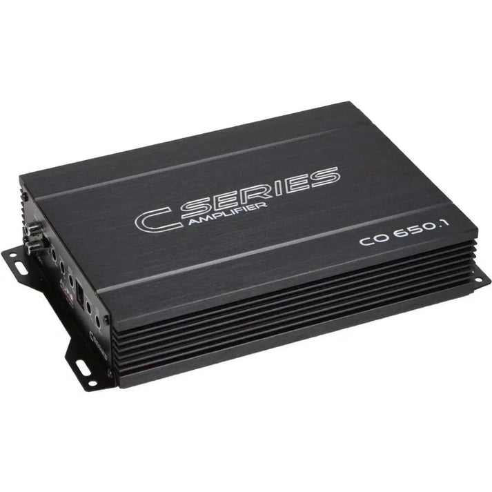 Audio System CO-650.1 D Amplificatore mono in classe D con involucro in metallo, porte di ingresso/uscita laterali e alette di raffreddamento orizzontali.