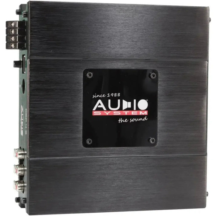 LAudio System DSP 4.6 è un amplificatore audio per auto di forma rettangolare di colore nero con marchio centrale, dotato di I/O DSP a 6 canali e di un chip multi-core Freescale.