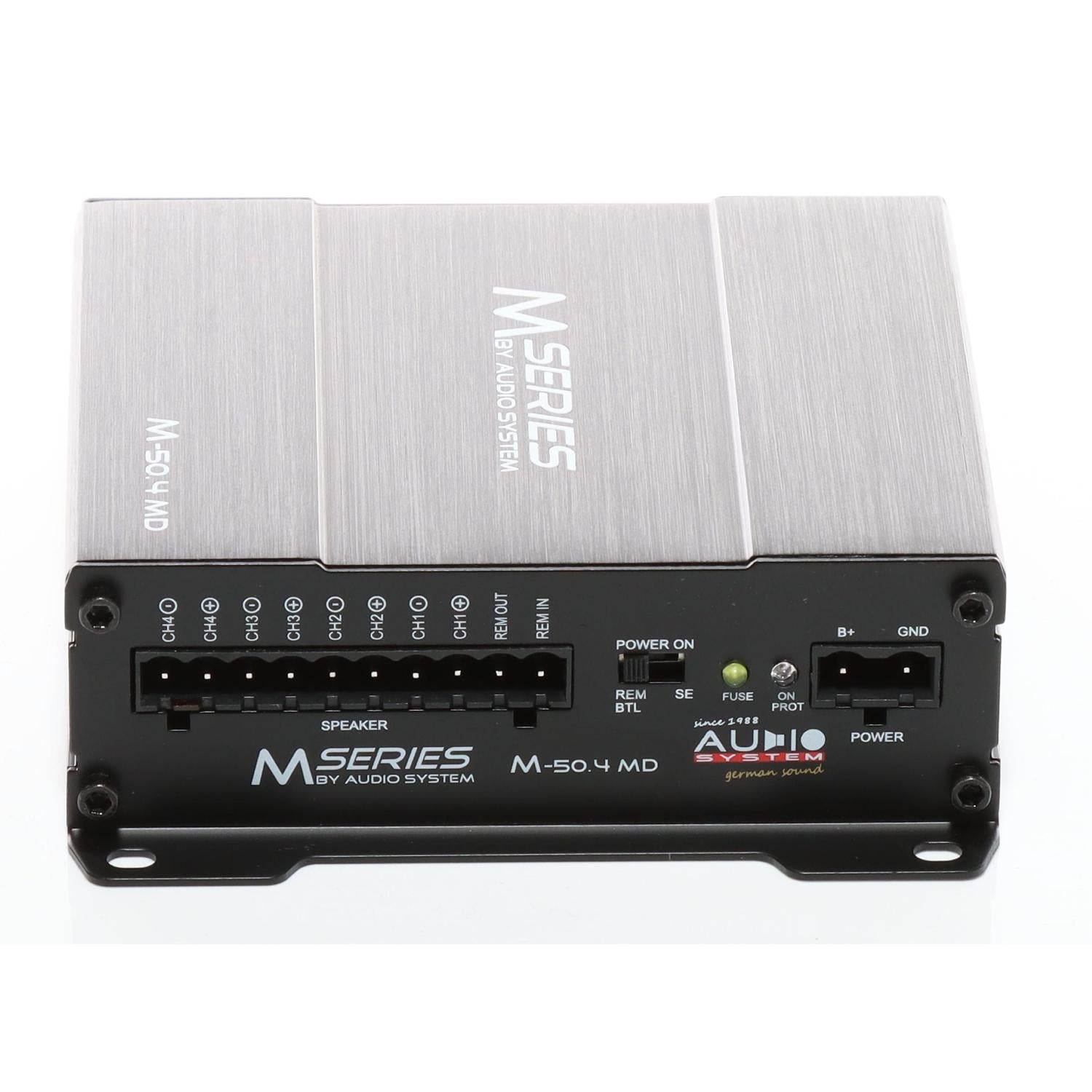 LAudio System M-500.4 MD è un amplificatore ad alte prestazioni della serie Silver M con tecnologia SMD, controlli etichettati e connettori di ingresso/uscita sul pannello frontale.