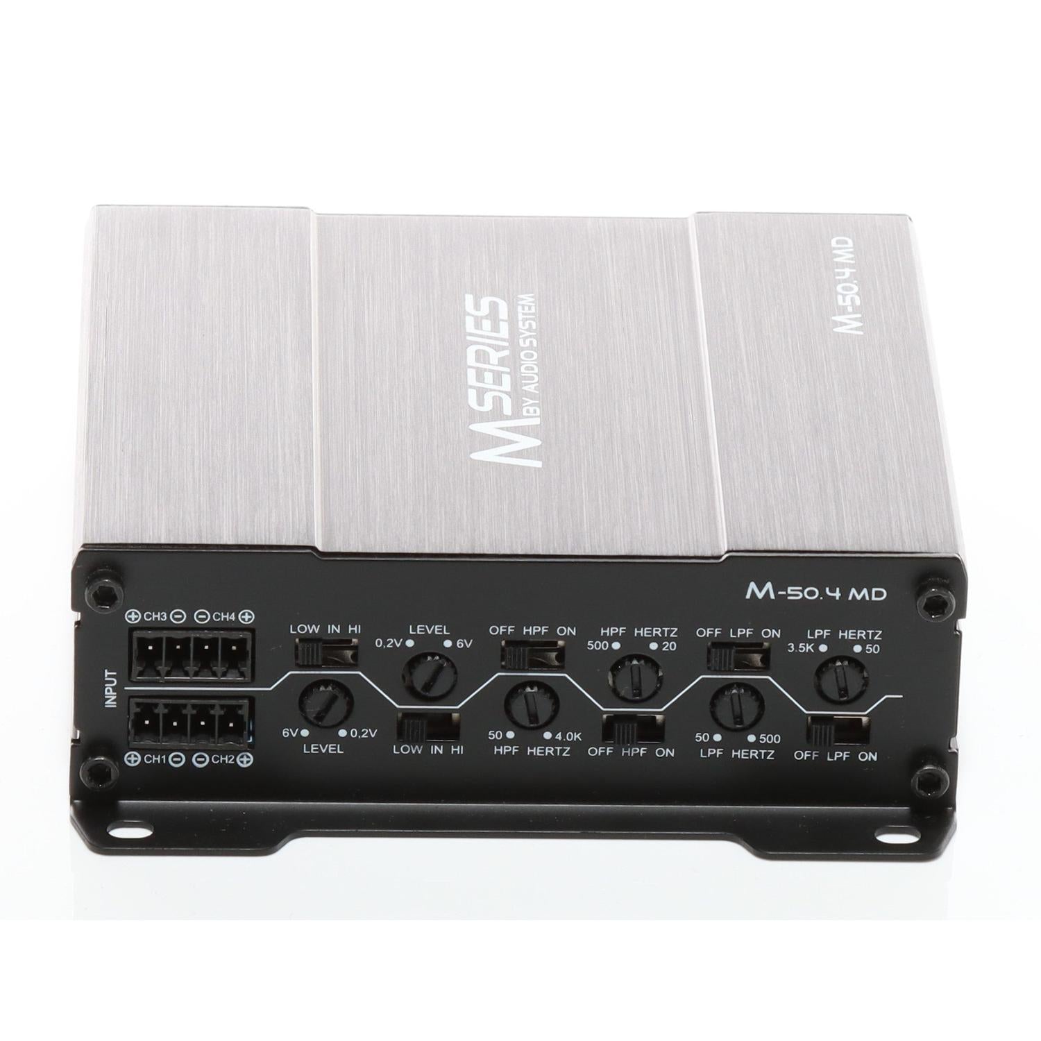 Un amplificatore ad alte prestazioni Audio System M-500.4 MD in argento con tecnologia SMD, dotato di porte di ingresso, manopole di controllo e impostazioni di regolazione etichettate sul pannello frontale.