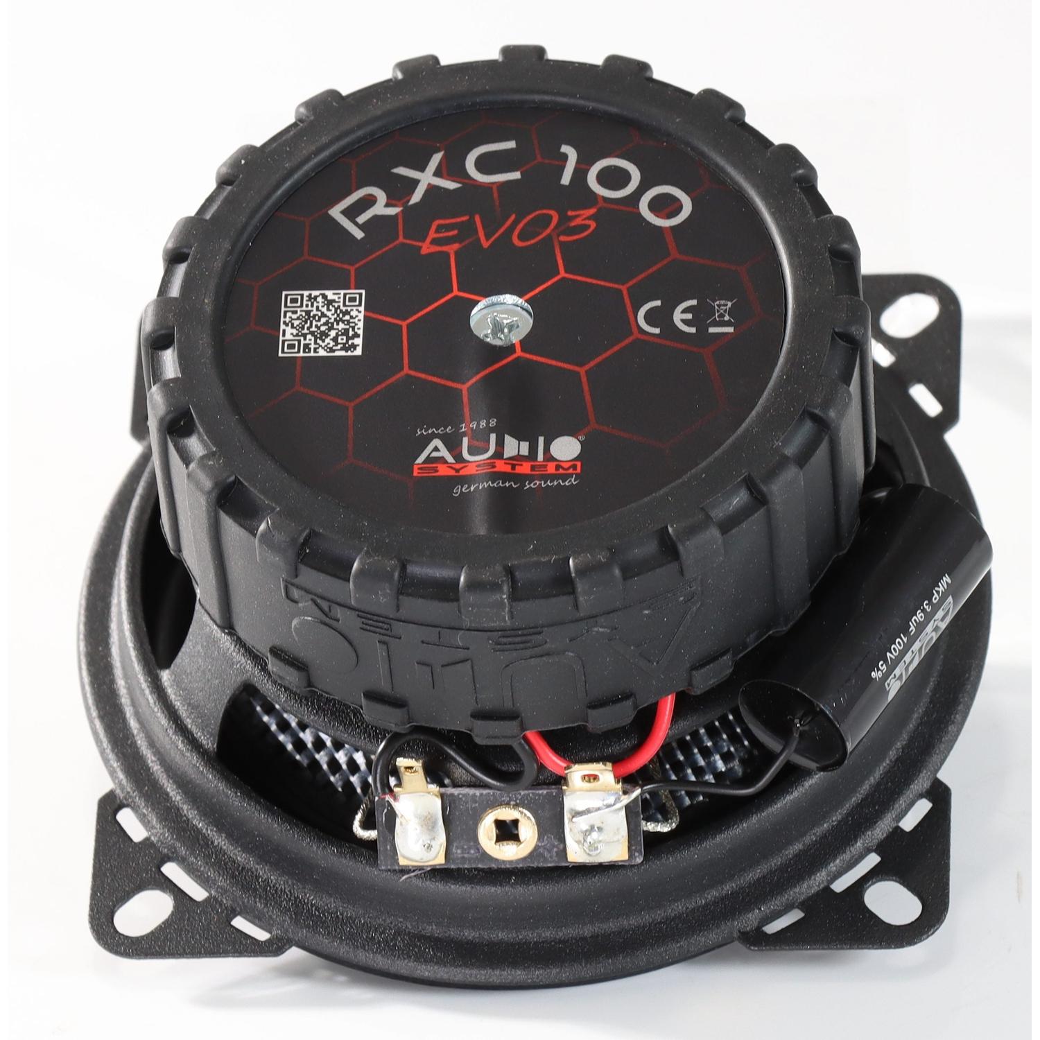 Sur un fond blanc, on voit un haut-parleur coaxial noir de 4 pouces du système audio RXC100 EVO3, doté dune membrane en fibre de verre, dun motif hexagonal rouge, dun câblage et de bornes métalliques.