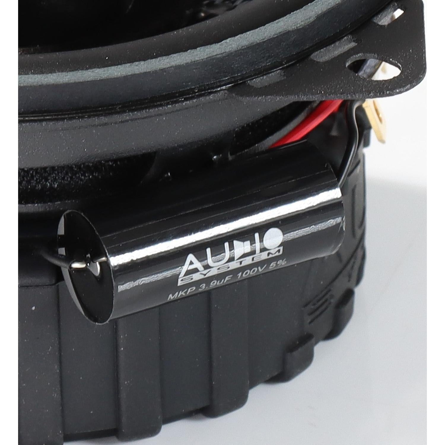 Un condensateur AUDIO MKP noir sur le système audio RXC100 EVO3, fixé à lenceinte de 4 pouces à laide de câbles apparents.