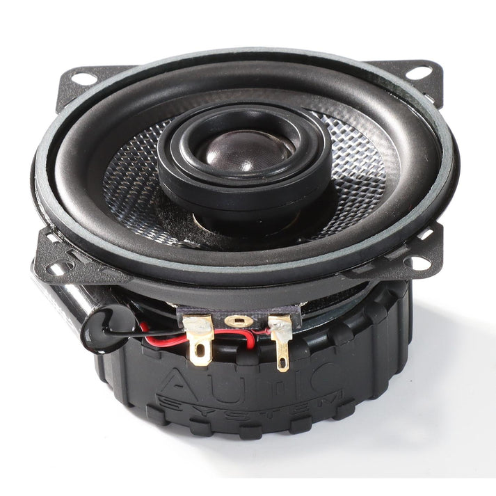 Gros plan sur un haut-parleur coaxial Audio System RXC100 EVO3 de 4 pouces, doté dun cône en fibre de verre, avec câblage apparent et support de fixation, sur fond blanc.