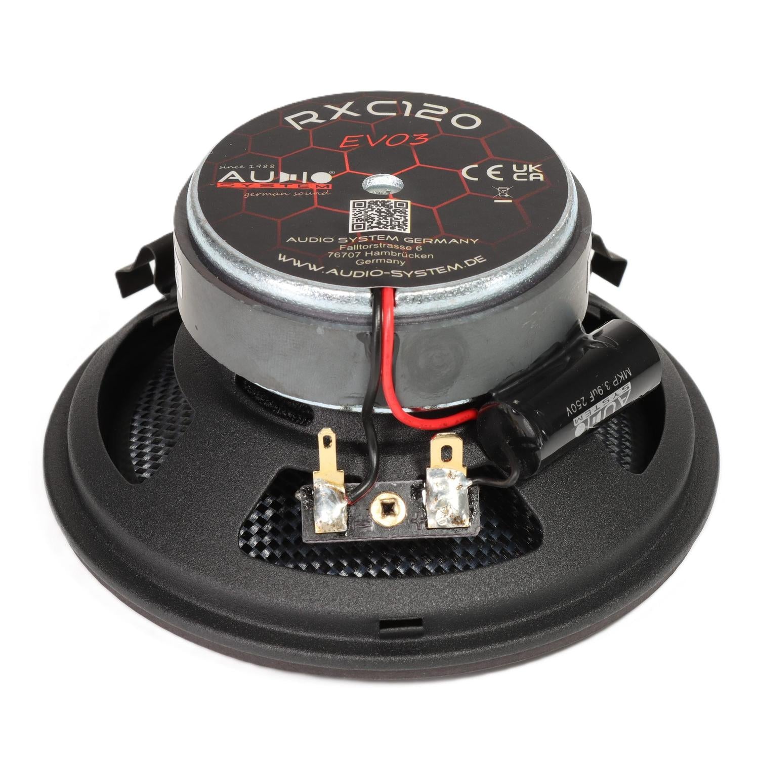 LRXC120 EVO3 di Audio System è un Lautsprecher rotondo nero a 4 Zoll con fili, terminali, condensatore ed etichetta Audio System Germany visibili.
