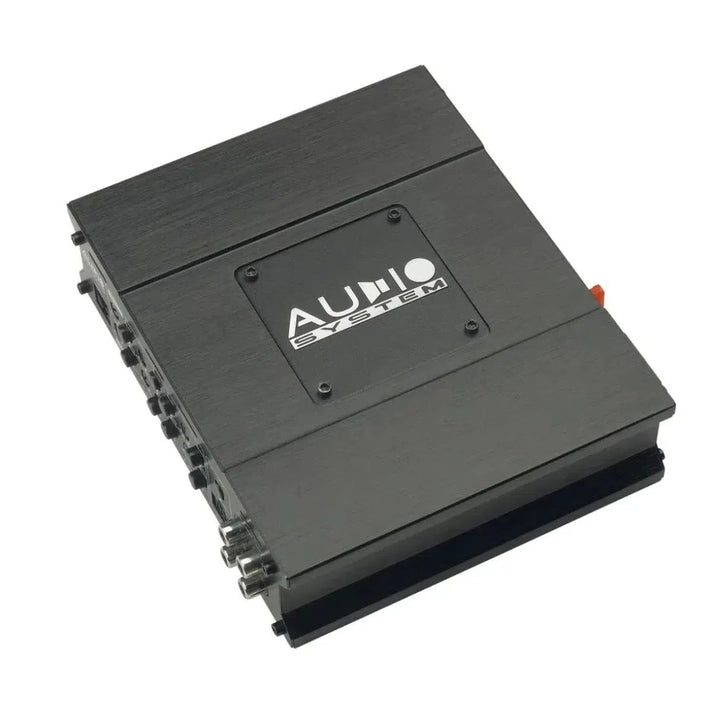 Un amplificatore Audio System X-80.4 D a 4 canali, nero e rettangolare, con il nome del marchio in alto e diverse porte di ingresso/uscita sulla sinistra.