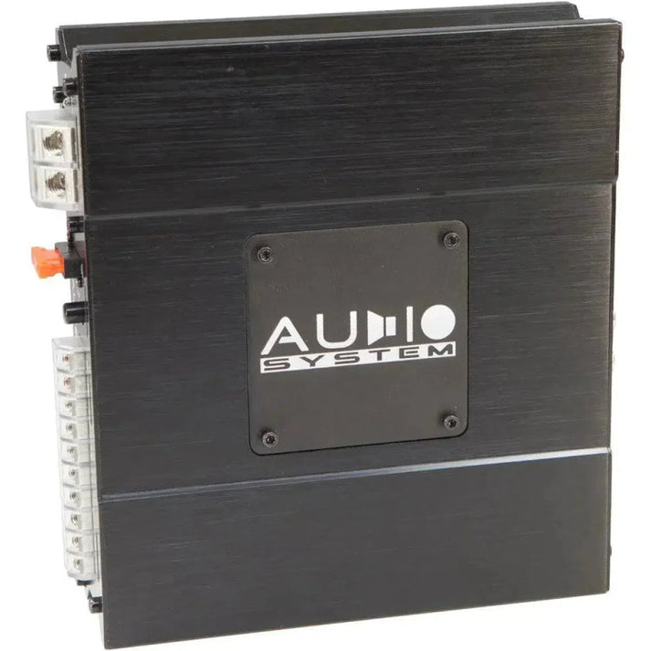 LAudio System X-80.4 DSP è un amplificatore nero con placca logo centrale e terminali di ingresso/uscita laterali per prestazioni DSP ad alta potenza.