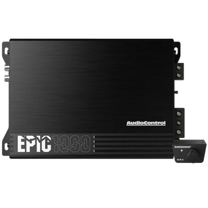 Un amplificador y procesador de graves Audiocontrol EPIC1000 en negro con un pequeño mando de control, visto desde arriba sobre fondo blanco.