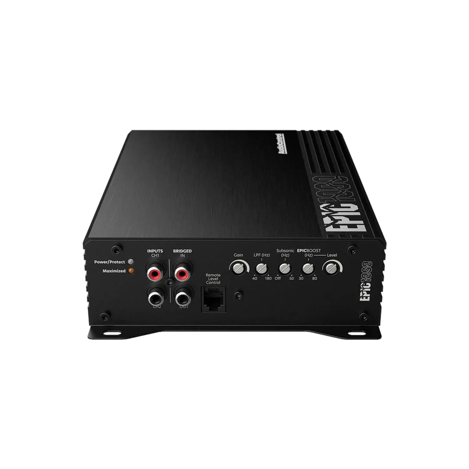 De Audiocontrol EPIC1000, een zwarte 1-Kanal Verstärker met meerdere ingangs-/uitgangspoorten en bedieningselementen, wordt getoond vanuit een hoekperspectief tegen een witte achtergrond.