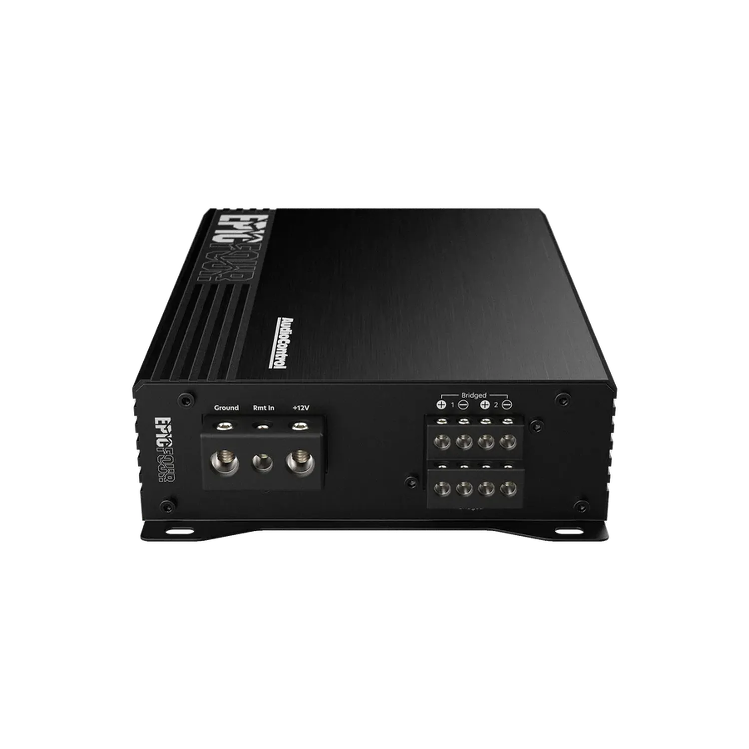 Un amplificatore a 4 canali Audiocontrol EPICFOUR nero con terminali chiaramente etichettati, visto dallalto e con unangolazione che mette in evidenza le porte da 100W RMS.