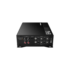 El amplificador de audio para coche de 4 canales Audiocontrol EPICFOUR cuenta con múltiples mandos de control y puertos en su panel frontal, que se muestran sobre un fondo blanco liso.