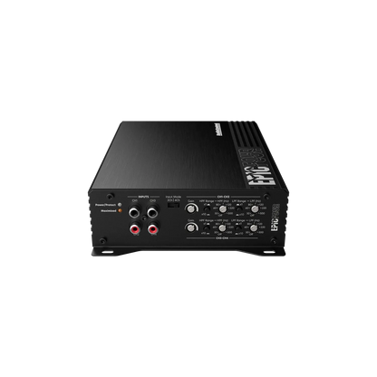 Lamplificatore audio per auto a 4 canali Audiocontrol EPICFOUR è dotato di numerose manopole e porte di controllo sul pannello frontale, su uno sfondo bianco.