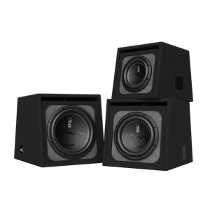 Tre subwoofer Audiocontrol EPICXV10 neri da 10 pollici in custodie quadrate sono disposti, due impilati e uno accanto, su uno sfondo bianco.