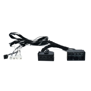 Audison AFBMW Booster 01 plug-and-play-kabelset voor het BMW-geluidssysteem 688; zwarte kabelboom met stekkers en witte uiteinden, afgebeeld op een witte achtergrond.