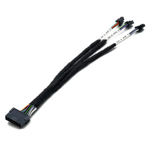 De Audison CN MX EXTSR is een plug-and-play-adapter voor ventilators met een zwarte aansluiting en drie kleinere aansluitingen, allemaal voorzien van strakke zwarte buisjes.