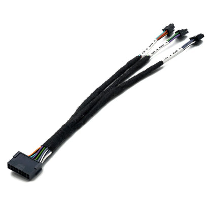 LAudison CN MX EXTSR est un répartiteur de ventilateur « plug  play » doté dun connecteur noir et de trois connecteurs plus petits, le tout recouvert dune gaine noire élégante.