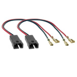 Zwei schwarze CN WIRE ADAPT. 01 – FIAT/PEUG/LANCIA 2 Stück von Audison mit rot-schwarzen Kabeln und vergoldeten Anschlüssen sind auf weißem Hintergrund abgebildet.
