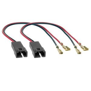 Zwei schwarze CN WIRE ADAPT. 01 – FIAT/PEUG/LANCIA 2 Stück von Audison mit rot-schwarzen Kabeln und vergoldeten Anschlüssen sind auf weißem Hintergrund abgebildet.