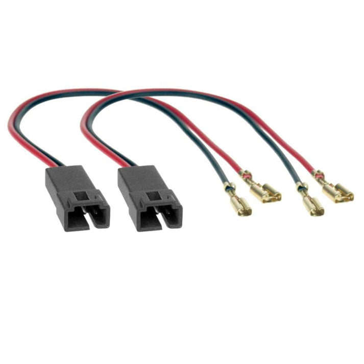 Zwei schwarze CN WIRE ADAPT. 01 – FIAT/PEUG/LANCIA 2 Stück von Audison mit rot-schwarzen Kabeln und vergoldeten Anschlüssen sind auf weißem Hintergrund abgebildet.