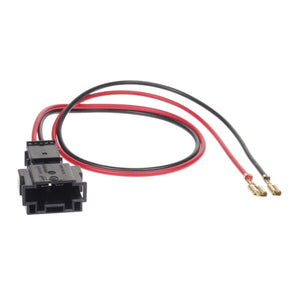 Audison CN-KABELADAPTER 05 MERCEDES: Zwart/rode kabel voor Mercedes-versterkeraccessoires, met aan het ene uiteinde een zwarte kunststof stekker en aan het andere uiteinde twee metalen aansluitingen.