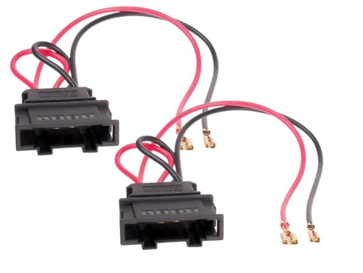 En la imagen se ven dos conectores Audison CN WIRE ADAPT. 06 para VW/Skoda/Seat, con cables rojos y negros y terminales dorados, sobre un fondo blanco.