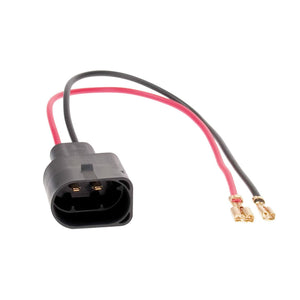 Ein Audison CN WIRE ADAPT. 07 – GOLF V/TOURAN, 2 Stück, schwarzer Kunststoffstecker mit rot-schwarzen Kabeln; jedes Kabel endet in einer Metallklemme.