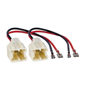 Auf weißem Hintergrund sind zwei Audison CN WIRE ADAPT. 13-Stecker für DACIA/MERC./REN./NISS. mit roten und schwarzen Kabeln sowie Metallklemmen abgebildet.