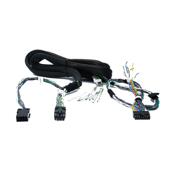 LAudison Prima AP EXT 260 4CH è un cablaggio a spirale con connettori neri e estremità dei fili colorate, perfetto come accessorio per amplificatori, raffigurato su sfondo bianco.