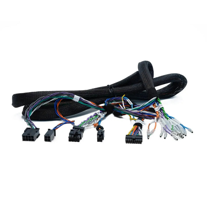 Cablaggio Audison Prima AP EXT 260 a 6 canali con fili colorati e connettori Molex per installazione Plug  Play, raffigurato su sfondo bianco.
