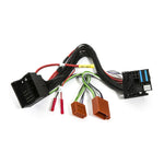 LAudison Prima AP T-H BMW01 è un cavo T plug  play con terminali contrassegnati per lintegrazione con amplificatori BMW e componenti aftermarket, raffigurato su sfondo bianco.