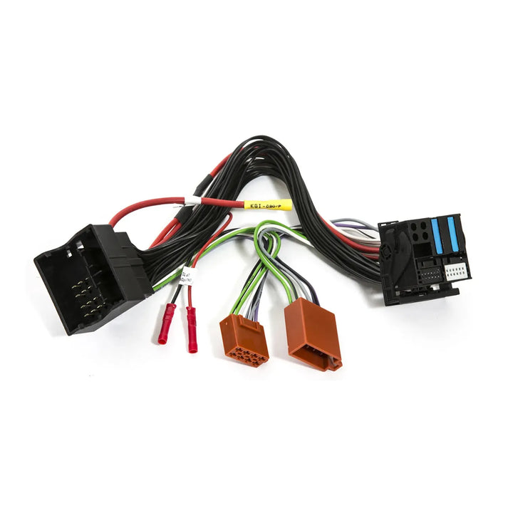 LAudison Prima AP T-H BMW01 è un cavo T plug  play con terminali contrassegnati per lintegrazione con amplificatori BMW e componenti aftermarket, raffigurato su sfondo bianco.