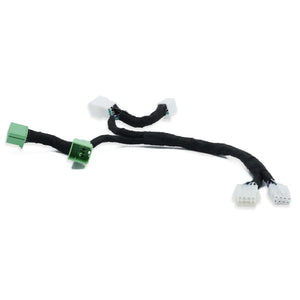 De Audison Prima AP T-H MG04 is een zwarte kabelboom met groen-witte stekkers, de perfecte versterkeraccessoire voor de MG4 EV, afgebeeld op een witte achtergrond.