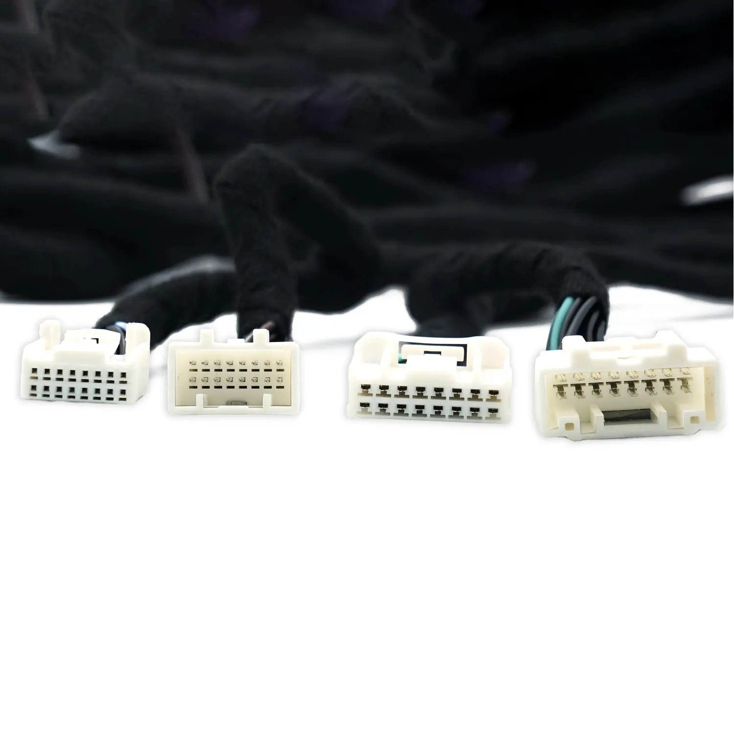 Quattro connettori multipolari bianchi su cavi neri dellAudison Prima AP TSL 3YB 01 sono raffigurati affiancati su uno sfondo bianco.