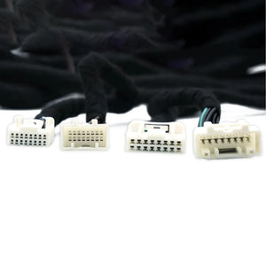 Quattro connettori multipolari bianchi su cavi neri dellAudison Prima AP TSL 3YB 01 sono raffigurati affiancati su uno sfondo bianco.
