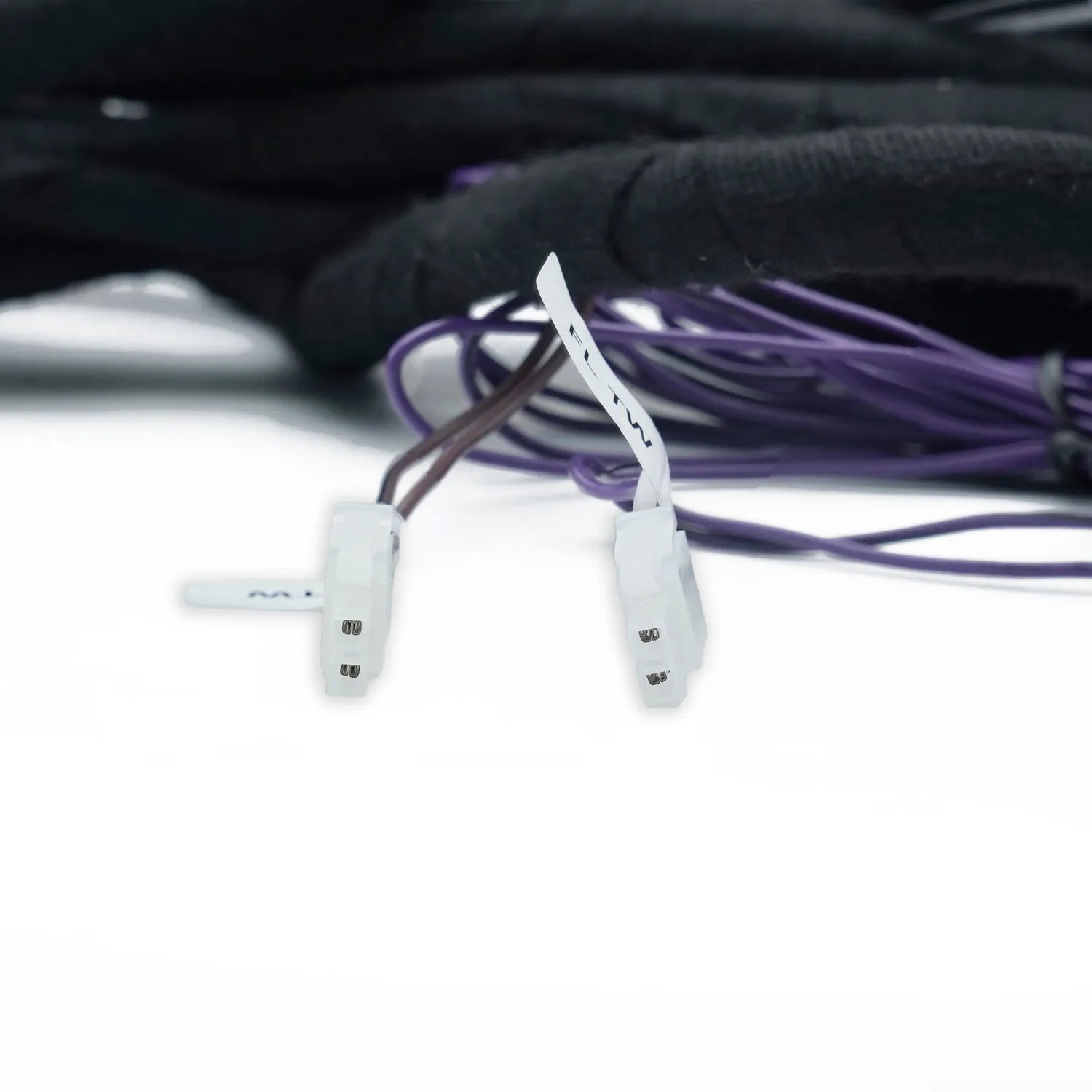 Due connettori Audison Prima AP TSL 3YB 01 bianchi con fili viola, raffigurati su una superficie bianca: perfetti per la Tesla Model 3 e gli accessori per amplificatori.