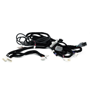 Un cablaggio automobilistico nero, il modello Audison Prima AP TSL 3YP 01, con diversi connettori e fili colorati, avvolto a spirale su uno sfondo bianco.