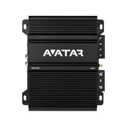 LAvatar ABR-150.2 è un amplificatore per auto di colore nero con un design a nervature, il logo AVATAR in bianco, supporto per il funzionamento in ponte e porte di collegamento sul lato destro.
