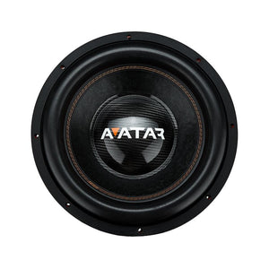 Gros plan sur le subwoofer Avatar Doomsday 15 avec une finition texturée noire, des coutures visibles et le logo AVATAR en blanc et orange sur le cône central.