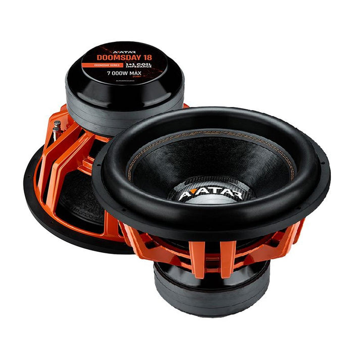 Due grandi subwoofer Avatar Doomsday 18, di colore nero e arancione, con cornici vistose e marchio inequivocabile, mostrati a diverse angolazioni su uno sfondo bianco.