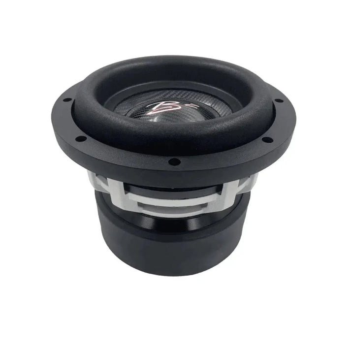 El B2 Audio Rampage 8 V2 Carbon es un subwoofer negro y plateado de 8 pulgadas con cono de carbono, logotipo central y potencia RMS de 1000 W, que se muestra aislado sobre blanco.