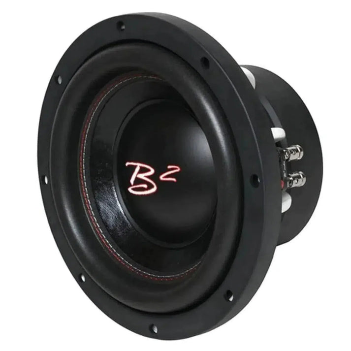 El B2 Audio Riot 12 V2 es un subwoofer negro de 12 con un grueso borde de goma, terminales visibles y una potencia nominal de 750 W RMS, que se muestra en ángulo sobre un fondo blanco.