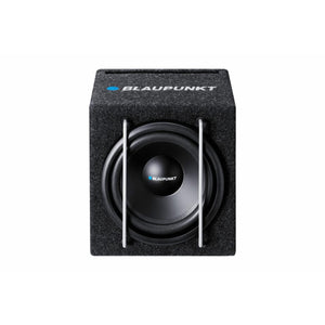 Vue avant du subwoofer Blaupunkt GTb 8200 A dans un boîtier noir en forme de boîte avec des barres de protection en métal et un cône de haut-parleur visible.