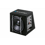 El Blaupunkt GTb 8200 A presenta una rejilla de altavoz negra y un panel de control con mandos y puertos, que se muestran sobre un fondo blanco.